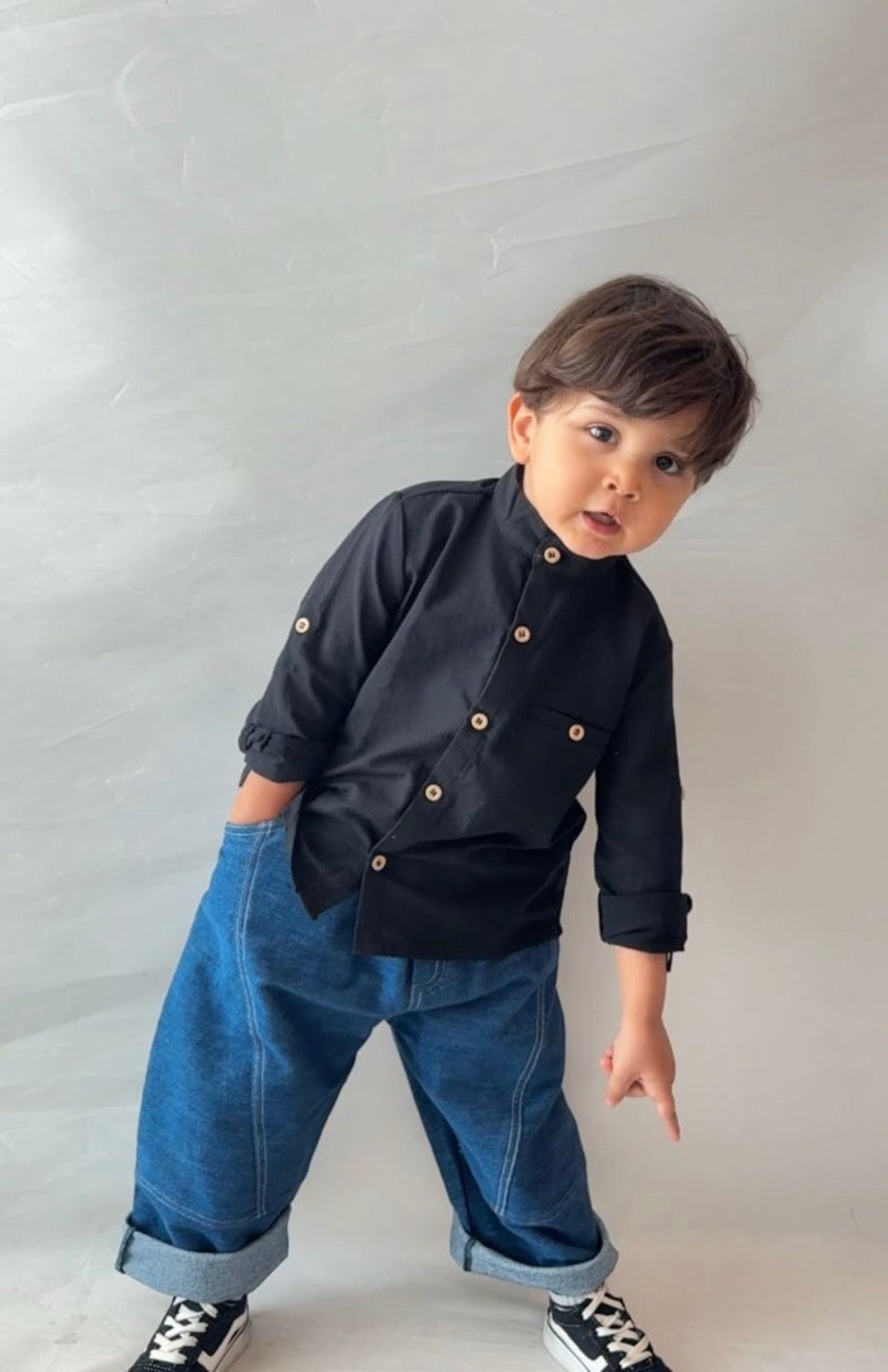 Erkek Çocuk Kot Pantolon ve Siyah Keten Gömlek