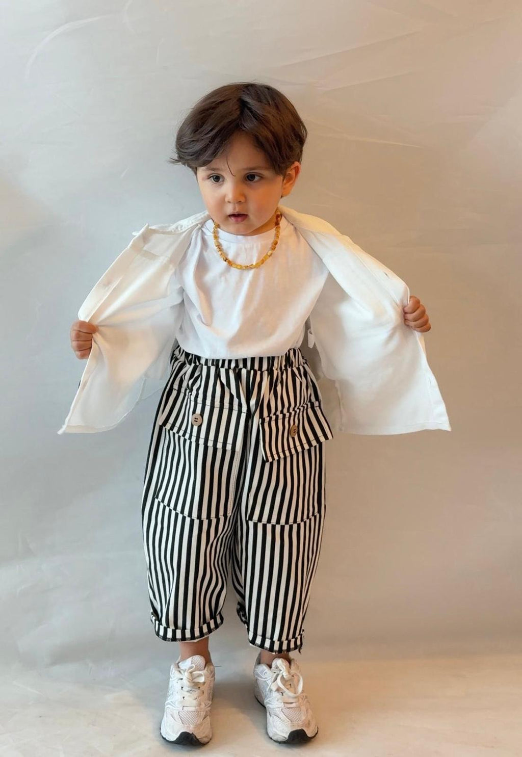Erkek Çocuk Beyaz Trench ve Çizgili Pantolon Takım
