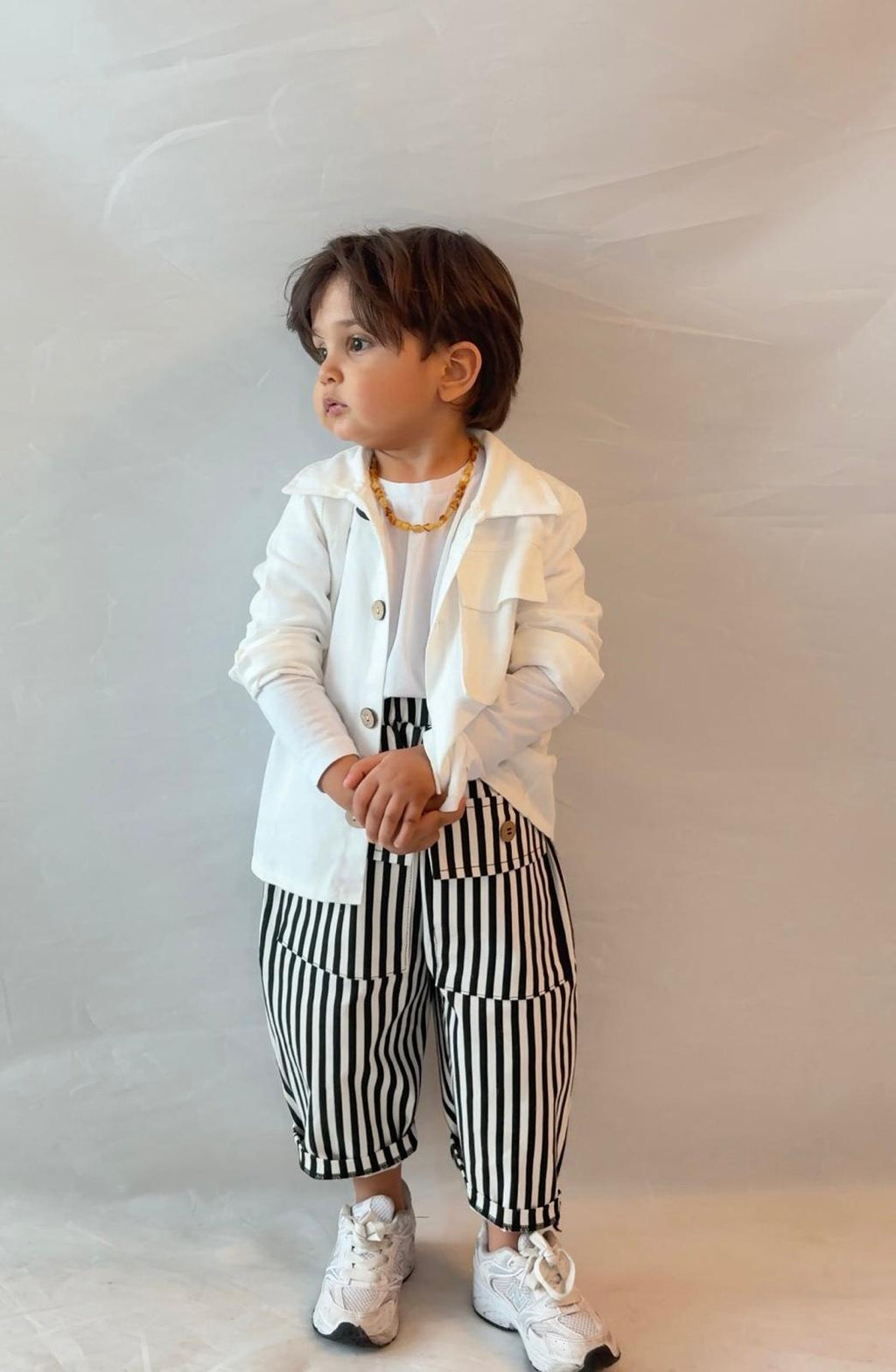 Erkek Çocuk Beyaz Trench ve Çizgili Pantolon Takım