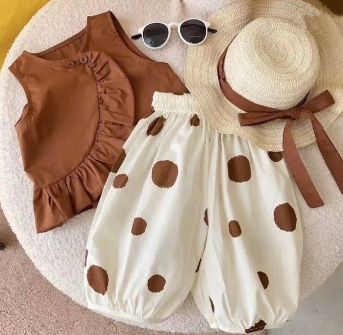 Kahverengi Puantiyeli Pantolon & Bluz Takım (Şapka hediyeli)