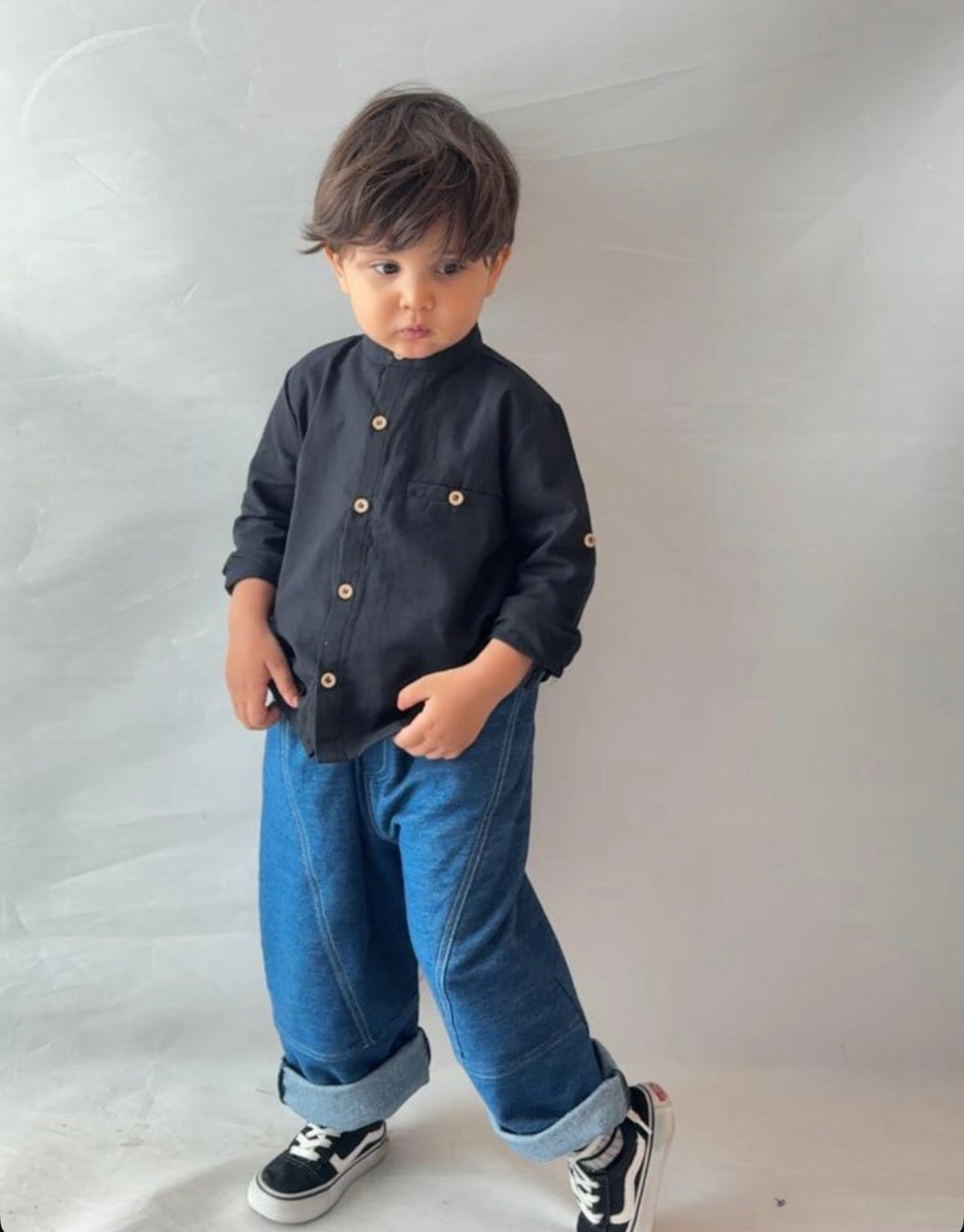 Erkek Çocuk Kot Pantolon ve Siyah Keten Gömlek