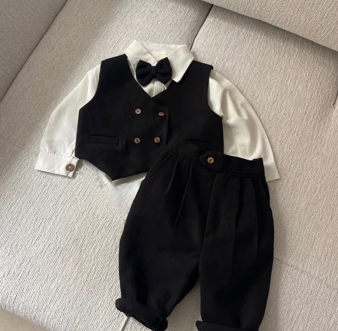 Erkek Çocuk Siyah Pantolon Yelek Gömlek ve Papyon Takım
